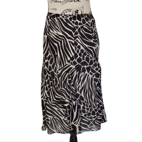 Versailles Dresses & Skirts - Beautiful animal print flared skirt